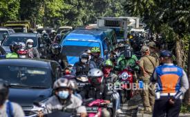 Sejumlah kendaraan terjebak kemacetan sebelum melintasi posko penyekatan perbatasan Kota Cimahi dan Kota Bandung di Jalan Rajawali, Kota Bandung, Jumat (7/5). Penyekatan akses transportasi di sejumlah perbatasan kota tersebut dilakukan saat penerapan larangan mudik Lebaran pada 6-17 Mei 2021 sebagai upaya pencegahan penyebaran Covid-19. Foto: Republika/Abdan Syakura