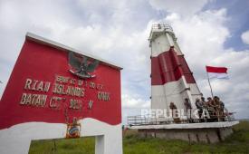 Perwakilan dari Perum LKBN Antara bersama TNI, Polri dan sejumlah instansi memasang Bendera Merah Putih di menara mercusuar perbatasan laut Batam dan Singapura, Pulau Batu Berhenti, Belakang Padang, Batam, Kepulauan Riau, Senin (31/7/2023). Pemasangan Bendera Merah Putih dan bersih-bersih kawasan menara mercusuar perbatasan Indonesia dan Singapura tersebut dalam rangka menyambut HUT ke-78 Kemerdekaan RI.  