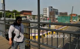 Suasana proyek pembangunan LRT Jakarta Fase 1B Jalan Pemuda, Rawamangun, Jakarta, Sabtu (4/5/2024). Progres pembangunan LRT Jakarta Fase 1B yang membentang dari Velodrome-Manggarai saat ini telah mencapai 10,42 persen dan ditargetkan rampung pada tahun 2026 mendatang. LRT Fase 1B  dibangun sepanjang 6,4 kilometer dengan melewati lima stasiun yaitu Stasiun Pemuda Rawamangun, Stasiun Pramuka BPKP, Stasiun Pasar Pramuka, Stasiun Matraman dan Stasiun Manggarai yang menelan biaya sebesar Rp5,5 triliun. Proyek LRT Jakarta Fase 1B ini ditargetkan masuk tahap test track pada bulan September mendatang. Keberadaan LRT ini nantinya akan terintegrasi dengan transportasi publik lainnya yang diharapkan mampu menjadi salah satu solusi kemacetan dan polusi udara.