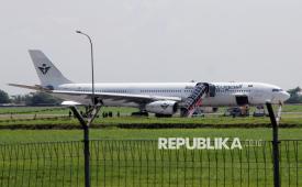 Petugas melakukan pemeriksaan pesawat Saudia Airlines nomor penerbangan SV-5688 di landasan usai mendarat darurat di Bandara Internasional Kualanamu, Kabupaten Deli Serdang, Sumatera Utara, Sabtu (21/6/2025). Pesawat Saudia yang berangkat dari Jeddah tujuan Surabaya dengan membawa sebanyak 376 jamaah haji mendarat darurat di Bandara Internasional Kualanmu akibat adanya dugaan teror bom. 