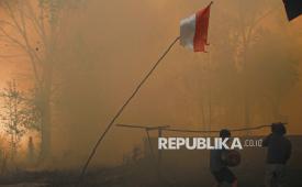 Warga berupaya memadamkan kebakaran lahan yang mendekati permukiman warga di Kelurahan Sabaru, Palangka Raya, Kalimantan Tengah, Sabtu (15/8/2026). Petugas gabungan bersama warga setempat memadamkan kebakaran lahan yang mendekati kawasan permukiman dengan mengandalkan sumber air dari sumur bor rumah warga, drainase, serta mobil tangki pemadam sehingga tidak sampai membakar rumah warga. 
