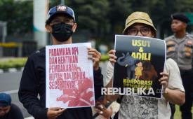 Pengunjuk rasa yang tergabung dalam Aliansi Anti Asap menunjukkan poster saat berunjuk rasa di Jalan Medan Merdeka, Jakarta, Sabtu, (24/10/2026).