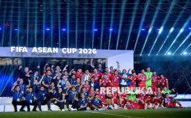 Pemain Timnas Indonesia mengangkat piala juara FIFA ASEAN Cup 2026 di Stadion Utama Gelora Bung Karno (SUGBK), Senayan, Jakarta, Senin (5/10/2026). Indonesia juara setelah mengalahkan Thailand lewat adu penalti dengan skor 4-2.