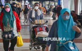 Calon penumpang berjalan untuk lapor diri di Selasar Terminal 2 Bandara Soekarno Hatta, Tangerang, Banten, Selasa (8/9/2026). Keputusan pembukaan kembali ini diambil setelah otoritas bandara merampungkan rangkaian pemeriksaan menyeluruh dan komprehensif, setelah sebelumnya Bandara Soekarno Hatta ditutup selama dua hari karena adanya sebaran abu vulkanik dari Gunung Anak Krakatau. 