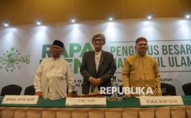 Rais Aam PBNU KH Miftachul Akhyar (tengah) bersama Wakil Rais Aam KH Anwar Iskandar (kiri) dan Wakil Rais Aam KH Afifuddin Muhajir (kanan) menghadiri Rapat Pleno PBNU di Hotel Sultan, Jakarta, Selasa (9/12/2025). 