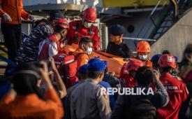 Tim SAR gabungan mengangkat kantong berisi jenazah korban kapal motor penumpang (KMP) Virgo Transport 8 yang tiba di Pelabuhan Tri Sakti, Banjarmasin, Kalimantan Selatan, Senin (14/9/2026). Tim SAR gabungan berhasil mengevakuasi sebanyak 15 penumpang selamat dan satu jenazah korban KMP Virgo Transport 8 yang tenggelam pada Ahad (13/9) di Laut Jawa dan selanjutnya jenazah diserahkan kepada tim DVI Polda Kalsel untuk diidentifikasi. 