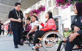 Menteri Pemuda dan Olahraga (Menpora RI) Erick Thohir berbincang dengan atlet Indonesia saat meninjau Asrama Atlet ASEAN Para Games 2025 Thailand di Suranaree University of Technology, Nakhon Ratchasima, Thailand, Rabu (21/1/2026). Menpora Erick Thohir bertemu dan berbincang langsung dengan para atlet untuk memberikan pesan dan dukungan penyemangat agar kontingen merah putih berjuang maksimal membawa nama bangsa di ajang ASEAN Para Games 2025.