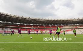 Sejumlah pemain Barcelona Legends melakukan sesi latihan jelang laga Clash of Legends Jakarta 2026 di Stadion Utama Gelora Bung Karno (SUGBK) Jakarta, Jumat (17/4/2026). Pertandingan para legenda sepak bola bertajuk Clash of Legends Jakarta 2026 tersebut akan mempertemukan Barcelona Legends melawan DRX World Legends yang berlangsung di Stadion Utama Gelora Bung Karno pada 18 April 2026.