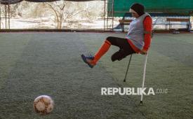 Seorang pemain sepak bola perempuan amputasi Palestina bersiap mengikuti sesi latihan di Deir al-Balah, Jalur Gaza tengah, Rabu (1/7/2026). Seluruh anggota tim merupakan penyintas perang yang kehilangan anggota tubuh akibat serangan selama konflik berlangsung.