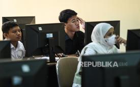 Sejumlah peserta mengerjakan soal Ujian Masuk Perguruan Tinggi Keagamaan Islam Negeri (UM-PTKIN).