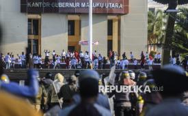 Personel kepolisian membubarkan pengunjuk rasa dari  Presidium Rakyat Tidore saat terjadi kericuhan dalam aksi unjuk rasa di Kantor Gubernur Maluku Utara, Rabu (23/7/2025). Aksi unjuk rasa yang menolak pembentukan Daerah Otonomi Baru (DOB) Kota Sofifi itu berujung ricuh antara dua kubu massa pro dan kontra pembentukan DOB dengan saling melemparkan batu sehingga polisi membubarkan mereka. 
