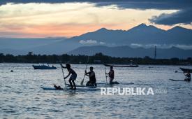 Sejumlah wisatawan asing bermain paddel board atau papan dayung di kawasan taman wisata perairan Gili Matra di Gili Trawangan, Desa Gili Indah, Kecamatan Pemenang, Tanjung, Lombok Utara, NTB, Sabtu (5/7/2025).  Kawasan konservasi nasional taman wisata perairan (TWP) Gili Air, Gili Meno dan Gili Trawangan atau yang lebih dikenal dengan Gili Matra memiliki potensi alam bahari yang indah, antara lain hamparan pasir putih dan lautnya yang jernih serta terumbu karang  dengan ikan yang beranekaragam yamg mampu menarik wisatawan baik lokal maupun mancanegara.