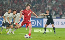 Pemain Timnas Indonesia Ole Romeny melakukan eksekusi tendang pinalti saat bertanding melawan China pada laga babak Kualifikasi Piala Dunia 2026 Putaran Ketiga di Stadion Utama Gelora Bung Karno (SUGBK), Jakarta, Kamis (5/6/2025).