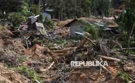 Kondisi rumah hancur dan terisolir di Desa Sigiring-Giring, Kecamatan Tukka, Tapanuli Tengah, Sumatera Utara, Jumat (30/1/2026). Dua bulan pascabencana banjir bandang dan tanah longsor, masih ada empat desa di Kecamatan Tukka, Tapanuli Tengah yang terisolir yakni Desa Sigiring-Giring, Sait Kalangan II, Saur Manggita, dan Aek Bontar. 
