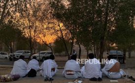 Jamaah haji Indonesia berdoa di maktab pada Hari Arafah, Sabtu (15/6/2024). Jamaah haji seluruh dunia melaksanakan wukuf di Padang Arafah pada puncak musim haji 2024.