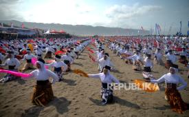 Atraksi pelajar di Pantai Parangtritis.