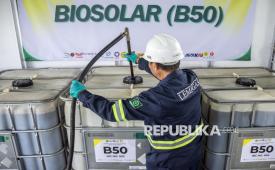 Petugas mengalirkan bahan bakar biodiesel 50 persen (B50) ke dalam drum penyimpanan di Stasiun Blending dan Pengisian Bahan Bakar Uji Jalan B50, Lembang, Kabupaten Bandung Barat, Jawa Barat, Ahad (7/6/2026). Pemerintah menargetkan kebijakan penggunaan bahan bakar biodiesel 50 persen atau B50 di seluruh Indonesia akan dimulai pada 1 Juli mendatang setelah serangkaian pengujian penggunaan B50 di berbagai sektor seperti sektor otomotif, angkutan laut, mesin dan alat pertanian, mesin dan alat berat tambang, kereta api serta pembangkit menunjukkan hasil yang positif. 