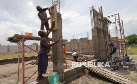 Sejumlah pekerja melakukan pengecoran di lokasi pembangunan gerai fisik Koperasi Desa Merah Putih, Desa Tegowangi, Kabupaten Kediri, Jawa Timur, Selasa (13/1/2026).