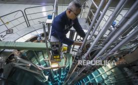 BRIN researchers checked the nuclear reactor pool at G.A. Siwabessy Multi-Purpose Reactor facility, in B.J. Habibie Science and Technology area, Serpong, South Tangerang, Banten, Monday (15/7/2024). G.A. Siwabessy all-purpose reactor belonging to the National Research and Innovation Agency (BRIN) is a pool-type research reactor with uranium silicide fuel with a capacity of 30 MWth that can be utilized for nuclear fuel research, neutron radiography, neutron activation analysis, neutron beam research, and radioisotope production.