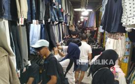 ILUSTRASI Pusat thrifting pakaian bekas