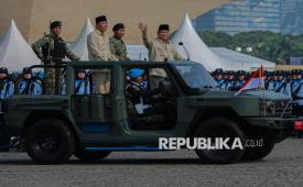 Presiden Prabowo Subianto didampingi Menhan Sjafrie Sjamsoeddin dan Panglima TNI Jenderal Agus Subiyanto saat melaksanakan inspeksi pasukan dalam upacara HUT ke-80 TNI di kawasan Silang Monas, Jakarta Pusat, Ahad (5/10/2025).