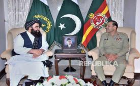 Dalam foto yang dirilis Inter Services Public Relations ini, Menteri Luar Negeri Afghanistan yang ditunjuk Taliban Amir Khan Muttaqi (kiri) bertemu dengan Panglima Angkatan Darat Pakistan Jenderal Asim Munir, di Rawalpindi, Pakistan, Ahad (7/5/2023). 