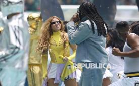 Penyanyi Shakira dan Burna Boy tampil dalam seremoni pembukaan Piala Dunia 2026 di Stadion Azteca, Mexico City, Meksiko, Kamis (11/6/2026). 