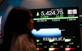 Pengunjung memantau layar pergerakan Indeks Harga Saham Gabungan (IHSG) di Bursa Efek Indonesia, Jakarta, Jumat (23/10/2026). 
