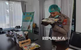 Petugas Bidang Kedokteran dan Kesehatan (Biddokkes) Polda Sulteng  mencium bau makanan saat pemeriksaan  sampel makanan program MBG di Satuan Pelayanan Pemenuhan Gizi (SPPG) Polda Sulteng, Palu, Sulawesi Tengah, Jumat (14/8/2026).