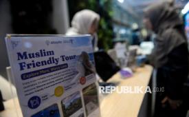 Pengunjung mencari informasi terkait wisata halal atau wisata Muslim di Jakarta, Rabu (14/10/2026). Pemerintah mengundur tenggat wajib halal hingga Oktober 2028.