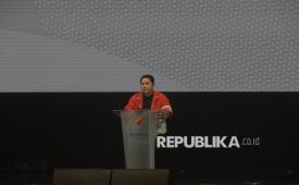 Menteri Pemuda dan Olahraga Erick Thohir membacakan Ikrar Pemuda pada Puncak Acara Nasional Peringatan Hari Sumpah Pemuda (HSP) ke-97 Tahun 2025 di Hall Basket Gelora Bung Karno (GBK), Senayan, Jakarta, Selasa (28/10/2025). Dengan mengangkat tema Pemuda Pemudi Bergerak, Indonesia Bersatu. Peringatan HSP tahun ini menjadi momentum untuk memperkuat semangat kolaborasi lintas sektor dalam membangun karakter pemuda yang patriotik, gigih, dan berempati. Kegiatan ini juga menjadi ajang apresiasi dan refleksi atas peran generasi muda dalam memperkokoh persatuan serta mendorong kemajuan bangsa Indonesia.
