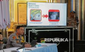 Kapolres Metro Jakarta Pusat Kombes Pol Reynold Hutagalung menunjukan hasil penyelidikan saat konferensi pers terkait perkembangan penanganan kasus penyiraman cairan berbahaya di Polda Metro Jaya, Jakarta, Senin (16/3/2026). 