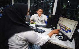Petugas melayani wajib pajak yang memiliki kendala terkait Coretax di Helpdesk Tempat Pelayanan Terpadu (TPT) Kantor Pajak Gedung Radjiman, Jakarta, Selasa (18/2/2025). Wajib pajak yang memiliki kendala terkait Coretax dapat datang langsung ke Helpdesk tersebut. Layanan helpdesk tersebut dihadirkan sebagai salah satu bentuk dukungan dalam rangka memberikan pelayanan kepada wajib pajak yang memiliki kendala atau mengalami kesulitan dalam melaksanakan kewajiban perpajakannya melalui aplikasi Coretax. Coretax merupakan sistem administrasi layanan Direktorat Jenderal Pajak yang bertujuan untuk memberikan kemudahan bagi masyarakat wajib pajak.
