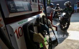 Pengendara mengisi bahan bakar minyak (BBM) jenis Pertalite di SPBU di kawasan Jalan Pemuda, Rawamangun, Jakarta Timur, Senin (13/5/2024).