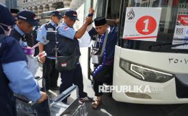 Petugas Penyelenggara Ibadah Haji (PPIH) membantu jamaah calon haji Kloter 1 Jakarta setibanya di Hotel Abrajtabah, Madinah, Arab Saudi, Jumat (2/5/2025). Jamaah calon haji Indonesia gelombang pertama telah tiba di Madinah pada Jumat (2/5/2025) pagi waktu setempat yang berasal dari embarkasi Jakarta Pondok Gede disusul jamaah calon haji dari embarkasi Lombok. 