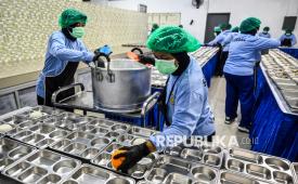 Petugas menyiapkan paket makanan bergizi gratis (MBG) di dapur Sekolah Staf dan Komando Angkatan Laut (Seskoal), Cipulir, Jakarta, Selasa (14/1/2025). Dapur MBG Seskoal mendistribusikan sebanyak 3.000 sampai 4.000 makanan bergizi ke delapan sekolah dari TK sampai SMA yang berada di wilayah Cipulir. 