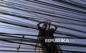 Pekerja melakukan penataan kabel utilitas di Jalan Raya Jakarta-Bogor, Kabupaten Bogor, Jawa Barat, Rabu (15/7/2026). Pemerintah Kabupaten Bogor bersama Asosiasi Penyelenggara Jaringan Telekomunikasi (APJATEL) melakukan penataan kabel udara yang semrawut sepanjang sekitar 18 kilometer di Jalan Raya Bogor-Jakarta sebagai upaya mempercantik kawasan sekaligus meningkatkan keselamatan dan kenyamanan pengguna jalan.  
