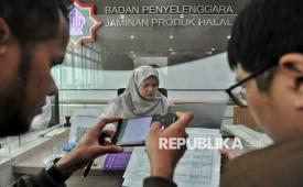 Warga melakukan konsultasi sertifikasi halal di kantor Badan Penyelenggara Jaminan Produk Halal (BPJPH) di Jakarta, Senin (17/2/2025).