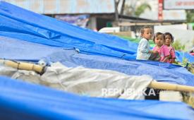 Tiga anak bermain di posko pengungsian Lapangan Barangkolong, Reo, Kabupaten Manggarai, NTT, Kamis (20/8/2026). Hingga Kamis (20/8) sore, BNPB mencatat warga yang mengungsi akibat bencana gempa bumi NTT terus bertambah mencapai 92.735 orang yang tersebar di berbagai wilayah NTT. 
