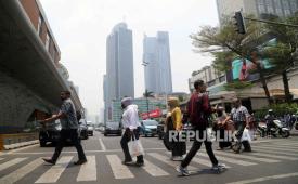 People cross the main street in Jakarta, Indonesia, 18 October 2023. The International Monetary Fund (IMF) maintains its growth forecast for the Asia and Pacific region in 2023 at 4.6 percent, with growth in the region expected to moderate to 4.2 percent in the year 2024. According to the IMF, Indonesia will have 5 percent growth in 2023 and in 2024. Indonesian inflation has been brought under control by action by the central bank in raising interest rates.  