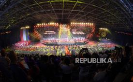 Sejumlah penari tampil dalam acara penutupan SEA Games 2021 Vietnam di Vietnam Asian Indoor Games Stadium, Hanoi, Vietnam, Senin (23/5/2022). SEA Games 2021 Vietnam resmi ditutup dan selanjutnya Kamboja akan menjadi tuan rumah SEA Games ke-32 pada 2023.  