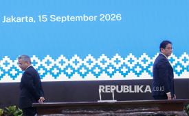 Menteri Keuangan Periode 2025-2026 Purbaya Yudhi Sadewa (kanan) bersama Menteri Keuangan Suahasil Nazara (kiri) saat upacara serah terima jabatan di Gedung Kementerian Keuangan, Jakarta, Selasa (15/9/2026). Purbaya Yudhi Sadewa resmi menyerahkan jabatannya sebagai Menteri Keuangan kepada Suahasil Nazara, setelah direshuffle Presiden Prabowo Subianto pada Senin (14/9) kemarin. Suahasil sebelumnya merupakan Wakil Menteri Keuangan sejak era pemerintahan Joko Widodo kemudian dilantik pada posisi yang sama era Kabinet Merah Putih dibawah pemerintahan Prabowo Subianto. Dengan penggantian ini, Purbaya resmi mengakhiri masa jabatannya sebagai bendahara negara selama setahun lebih enam hari sejak dilantik menggantikan Menteri Keuangan Sri Mulyani pada 8 September 2026 lalu.