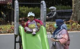 Warga mengenakan masker saat beraktivitas. (ilustrasi)