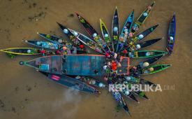 Foto udara sejumlah pedagang menjajakan dagangannya di atas perahu (jukung) di Pasar Terapung Lok Baintan, Kabupaten Banjar, Kalimantan Selatan, Kamis (18/4/2023). Pasar yang berada di aliran Sungai Martapura tersebut merupakan pasar tradisional yang menjual beragam dagangan hasil produksi pertanian dan perkebunan masyarakat setempat dari atas Jukung. 