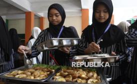 Siswa antre mengambil makanan secara prasmanan dalam uji coba pelaksanaan program Makan Bergizi Gratis (MBG) di MIN 2 Kota Malang, Jawa Timur, Kamis (3/4/2026). Sistem prasmanan tersebut diterapkan untuk melatih kemandirian siswa serta mengurangi pemborosan makanan, sekaligus menjadi upaya pemerintah dalam meningkatkan asupan gizi peserta didik guna mendukung kesehatan dan proses belajar di sekolah. 