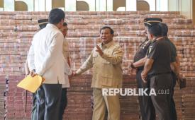 Presiden Prabowo Subianto berbincang dengan Satgas PKH di Gedung Kejagung.