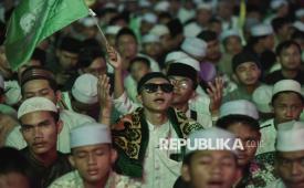 Sejumlah warga mengikuti Jakarta Bershalawat untuk merayakan Maulid Nabi Muhammad.