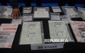 Barang bukti diperlihatkan saat rilis pengungkapan perkara produksi dan penjualan phising tools ilegal di Bareskrim Mabes Polri, Jakarta, Rabu (22/4/2026). Direktorat Tindak Pidana Siber (Dittipidsiber) Bareskrim Polri berhasil  membongkar jaringan penyedia perangkat lunak (phishing tools) ilegal yang beroperasi lintas negara dan berhasil menangkap dua orang tersangka berinisial GWL dan FYTP di kawasan Kupang, Nusa Tenggara Timur (NTT). Adapun kerugian global dari praktik ilegal ini mencapai sekitar Rp 350 miliar.
