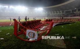 Sejumlah penonton turun ke lapangan saat terjadi kericuhan seusai pertandingan babak play-off Pegadaian Championship 2025-2026 atau Liga 2 antara Persipura Jayapura lawan Adhyaksa FC Banten di Stadion Lukas Enembe, Jayapura, Papua, Jumat (8/5/2026). Adhyaksa FC Banten berhasil meraih tiket promosi ke Super League musim 2026-2027 usai mengalahkan Persipura Jayapura dengan skor 1-0. 