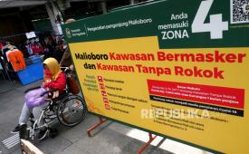 Baliho tanda larangan rokok dan wajib masker dipasang di jalur pedestrian Malioboro, Yogyakarta, Ahad (15/11). Untuk membantu mencegah penyebaran Covid-19 di Malioboro, kini selain wajib masker juga menjadi kawasan tanpa rokok. Ada beberapa titik yang dijadikan sebagai kawasan khusus untuk merokok. Selain itu, ini juga untuk menambah kenyamanan pengunjung ikon wisata Jogja ini.